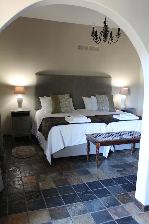 Hilltop Guest House Windhoek Zimmer foto